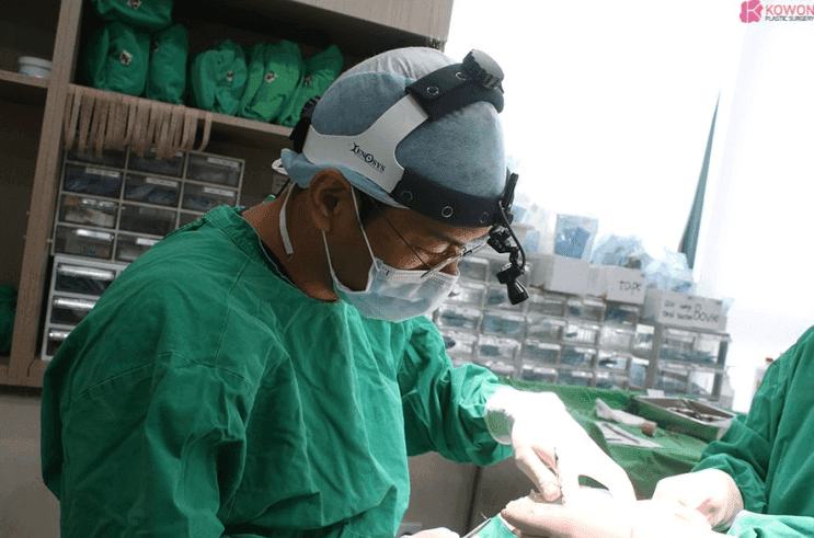 코성형 3년 뒤 비주에 생긴 여드름 같은 트러블 — 단순 피부 염증과 코성형 염증 구분하기 관련 이미지 5/10