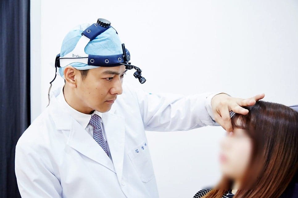 코수술 병원, 유명하다고 다 맞을까 — 맞춤 디자인·CCTV 공개·재료라는 세 가지 기준 관련 이미지 4/7