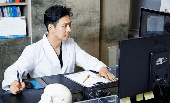 웃을 때만 코가 퍼지고 화살코가 돼요 — 근육 조절 수술이 검토되는 경우 관련 이미지 3/10