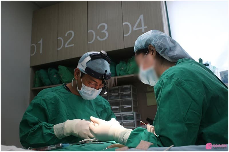 중년코수술 사례로 보는 짧은코수술과 콧볼축소수술 전후 변화 함께 보기 — 코성형 정보 이미지